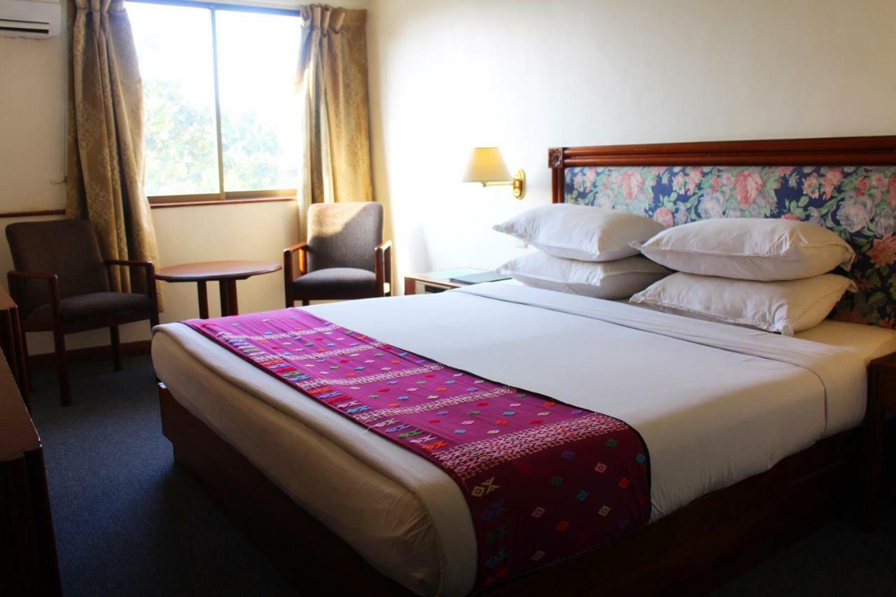 Alfa Hotel Rangoon Buitenkant foto