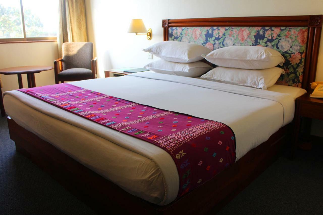 Alfa Hotel Rangoon Buitenkant foto