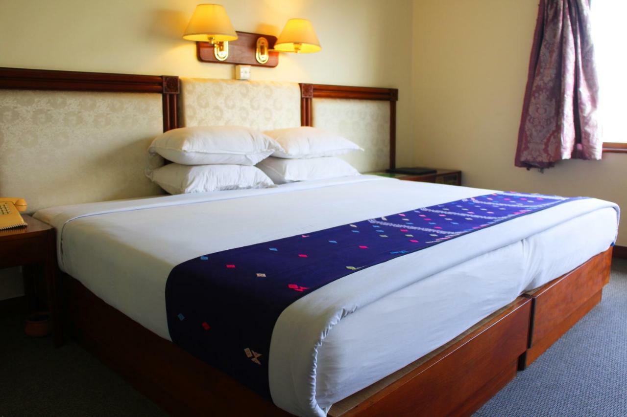 Alfa Hotel Rangoon Buitenkant foto