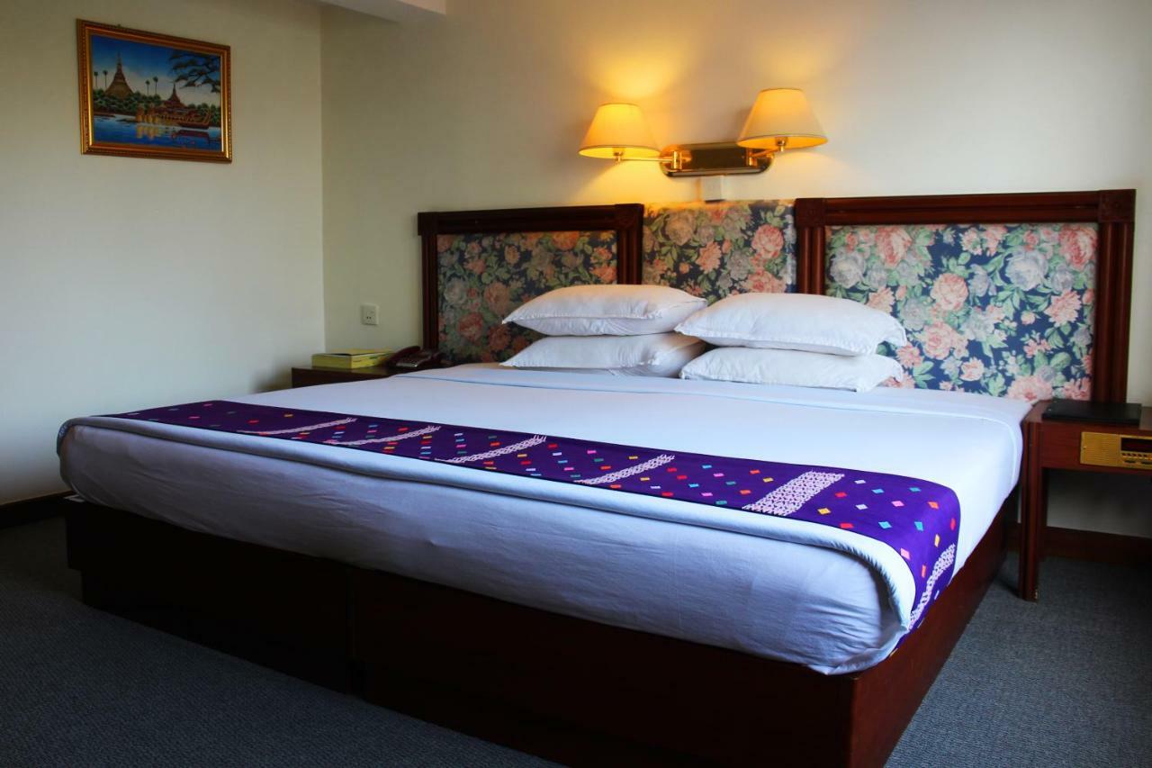 Alfa Hotel Rangoon Buitenkant foto